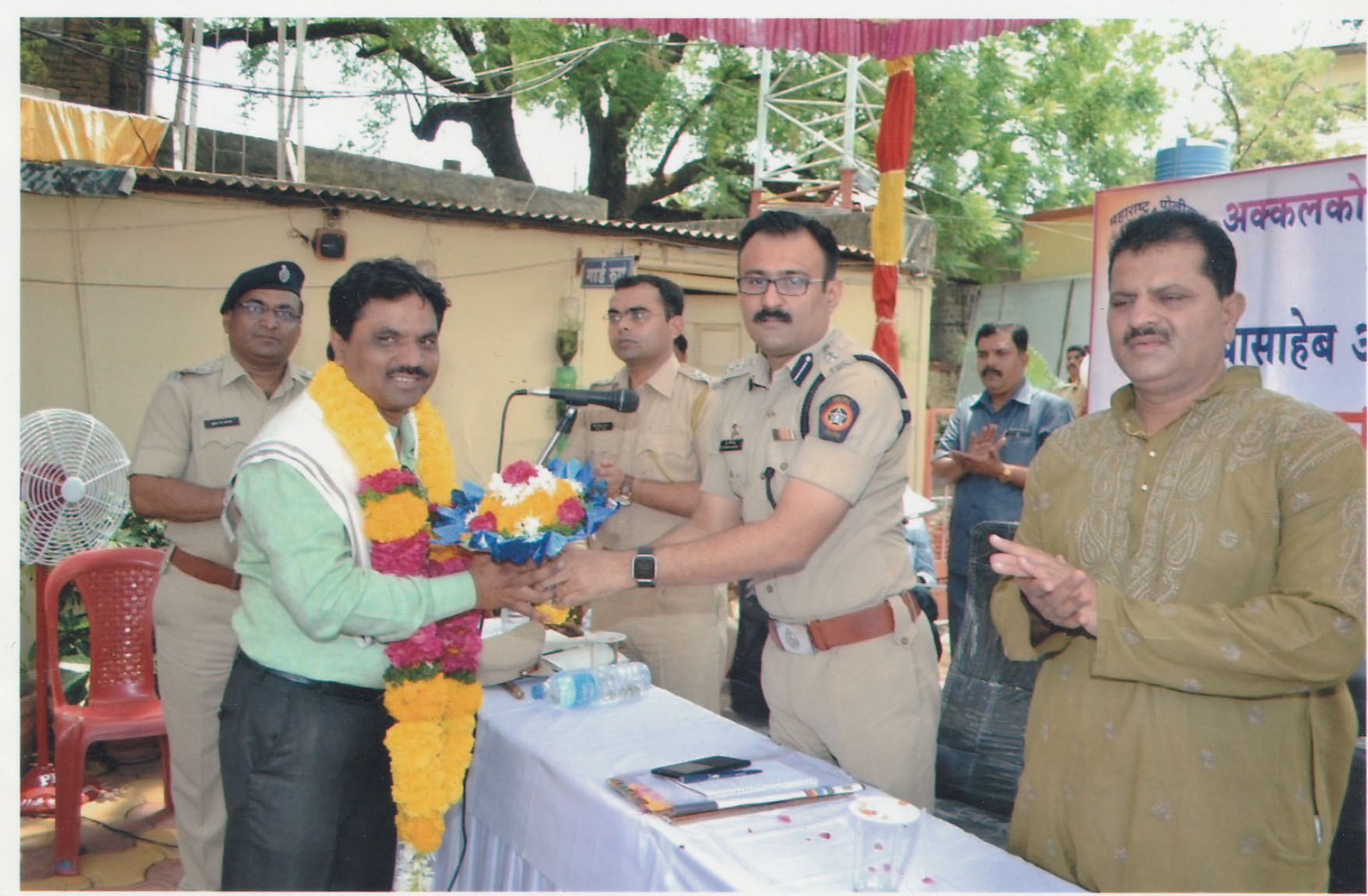 अक्कलकोट शहरात 72, CCTV CAMERA चे यशस्वी रित्या इनस्टॉलेशन करुन चागंल्या प्रकारे सेवा दिल्यामुळे मा.  श्री. विरेश प्रभु सर SP SOLAPUR व मा. श्री. प्रितम यावलकर साहेब DYSP AKKALKOT  तसेच मा. श्री. सुरज बंडगर साहेब यांच्या हस्ते सत्कार करण्यात आला