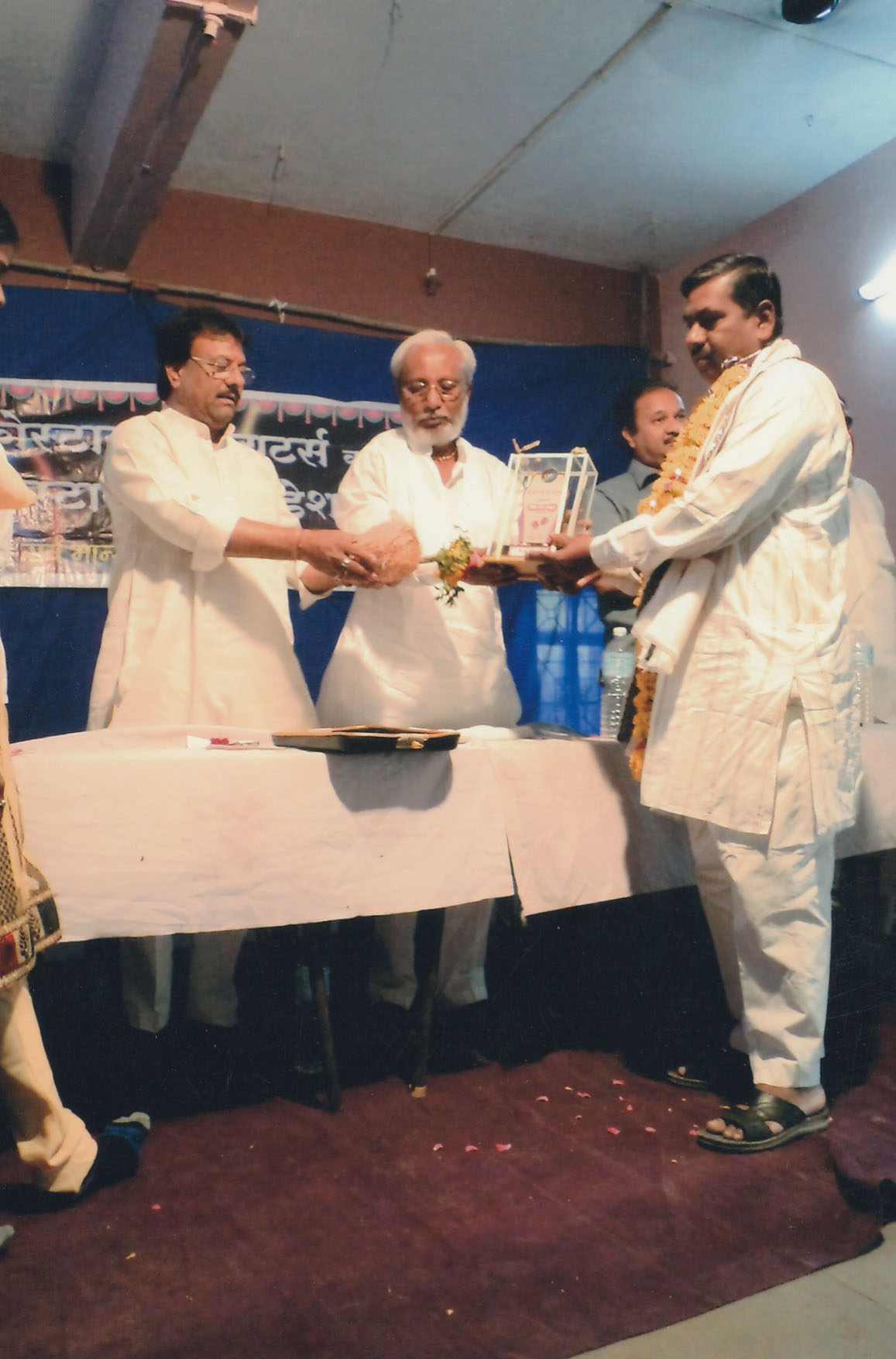 आदर्श शिक्षक पुरस्कराचे वितरण करताना मा.श्री. सिध्दारामजी म्हेत्रे साहेब, मा. श्री. जन्मेजय महाराज भोसले