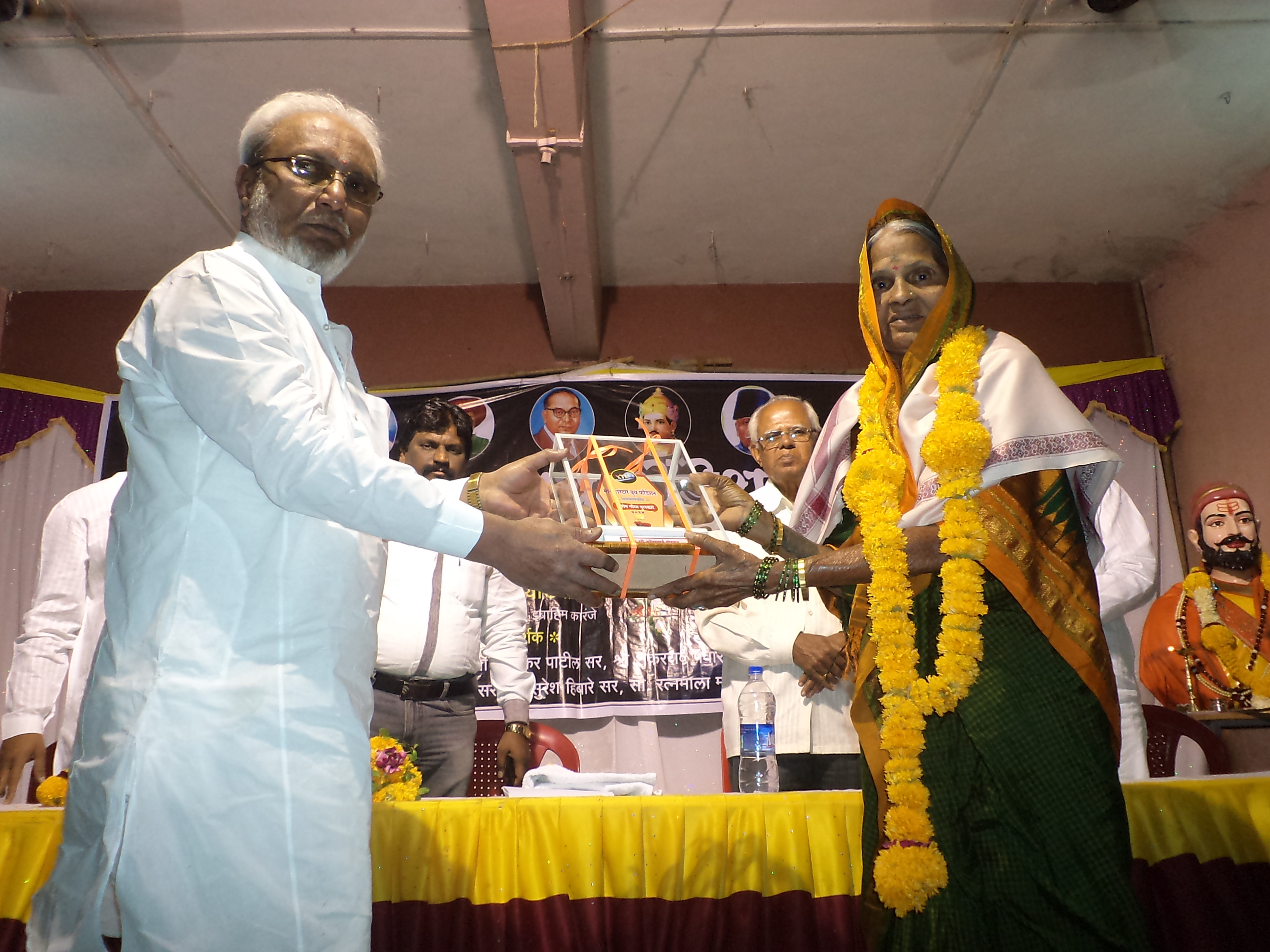 आदर्श माता या  पुरस्कराचे वितरण करताना  मा. श्री. जन्मेजय महाराज भोसले