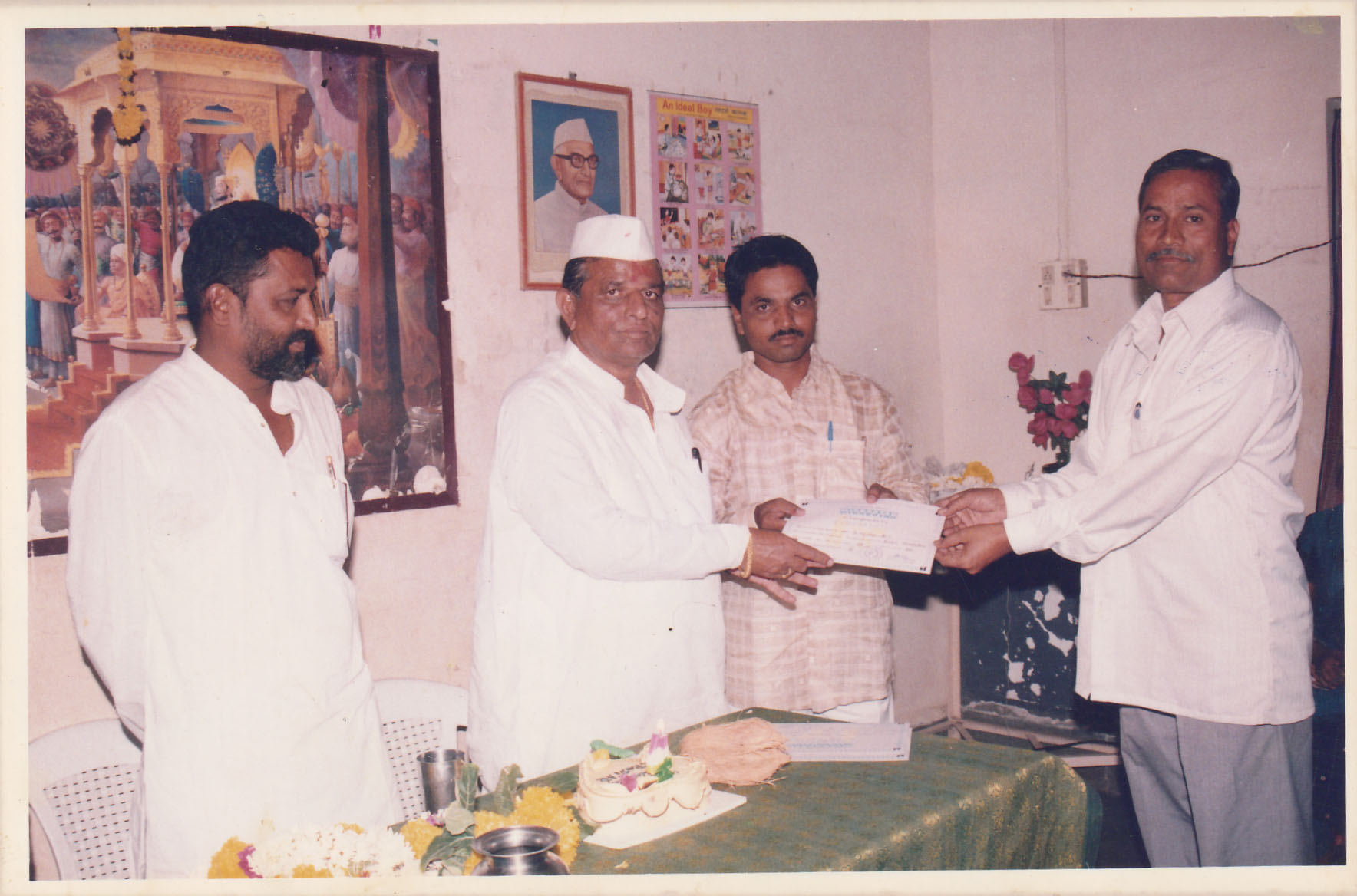 अक्कलकोट तालुक्यातील डि.सी.सी. बँकेच्या सर्व  कर्मचा-याना मायक्रोस्टार कॉम्प्युटर तर्फे संगणकाचे यशस्वीरित्या प्रशिक्षण पुर्ण केल्या नंतर , सर्व कर्मचा-यांचा सत्कार कराताना मा.आ.श्री. सिद्रामप्पा पाटिल साहेब व इतर