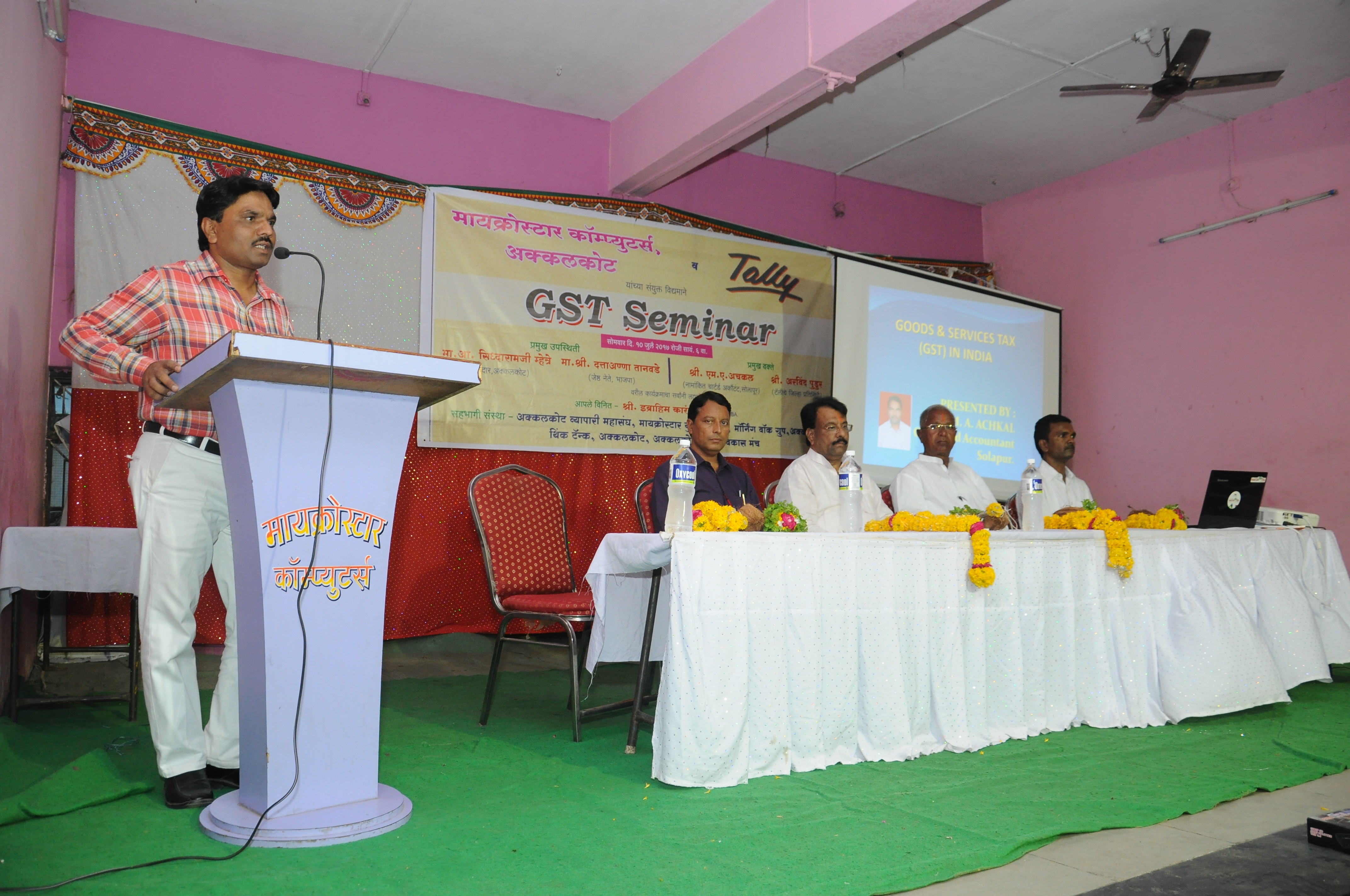 मायक्रोस्टार कॉम्प्युटर कडुन  अक्कलकोट तालुक्यातील सर्व व्यापा-या साठी आयोजित जी.एस.टी. कार्यशाळेत आपले विचार व्यक्त कराताना मा. श्री. इब्राहिम कारंजे सर