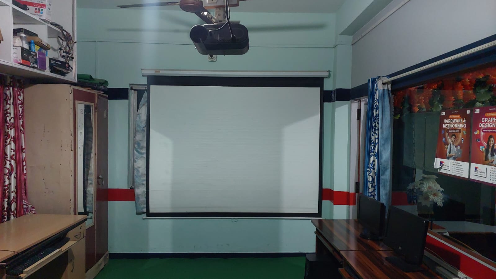 STUDENT LEARNING LCD PROJECTOR